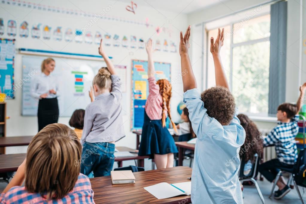Enfants en classe dans l’école du village