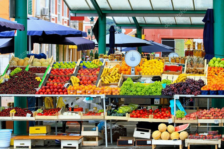 Stands et produits locaux lors d’un marché festif